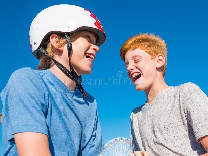 Pojkar som spelar papper, vaggar, sax på Santa Monica Pier royaltyfria bilder Pojkar som spelar papper, vaggar, sax på Santa Monica Pier royaltyfria bilder