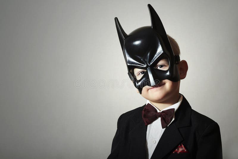 Pojke i den Batman maskeringen. Roligt barn i svart dräkt arkivfoton Pojke i den Batman maskeringen. Roligt barn i svart dräkt arkivfoton