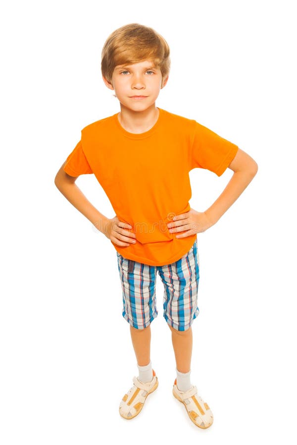 Pojke i orange skjorta arkivfoto Pojke i orange skjorta arkivfoto