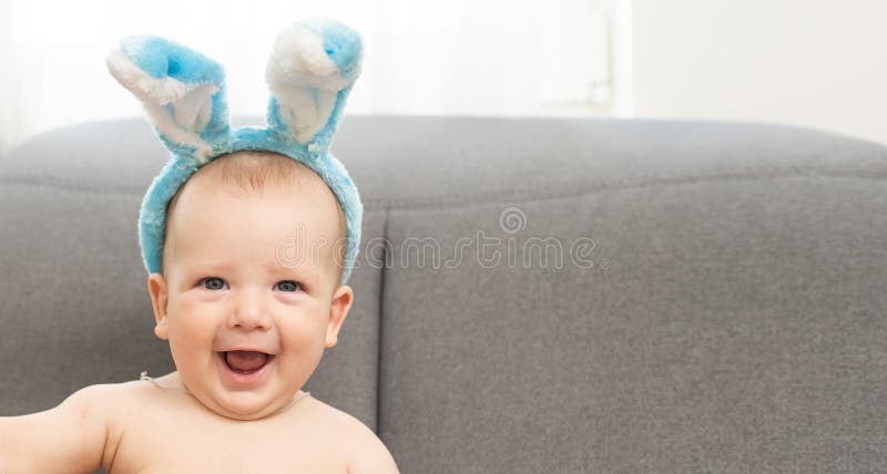 Pojke klädd som bunny och påskägg royaltyfria foton