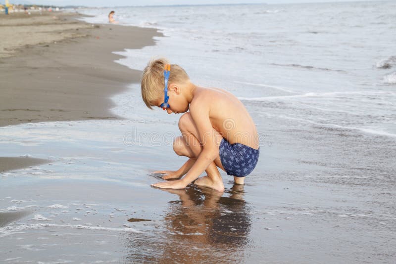 pojke med blont h?r, i att simma exponeringsglas som in spelar p? stranden arkivfoton pojke med blont h?r, i att simma exponeringsglas som in spelar p? stranden arkivfoton