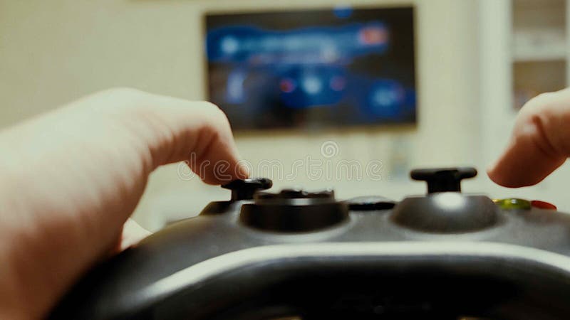 Pojke som använder en kontrollant för att spela en videospel royaltyfria bilder Pojke som använder en kontrollant för att spela en videospel royaltyfria bilder