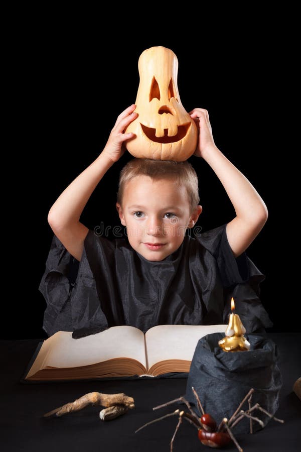 Pojke som bär den halloween dräkten med pumpa royaltyfri fotografi Pojke som bär den halloween dräkten med pumpa royaltyfri fotografi