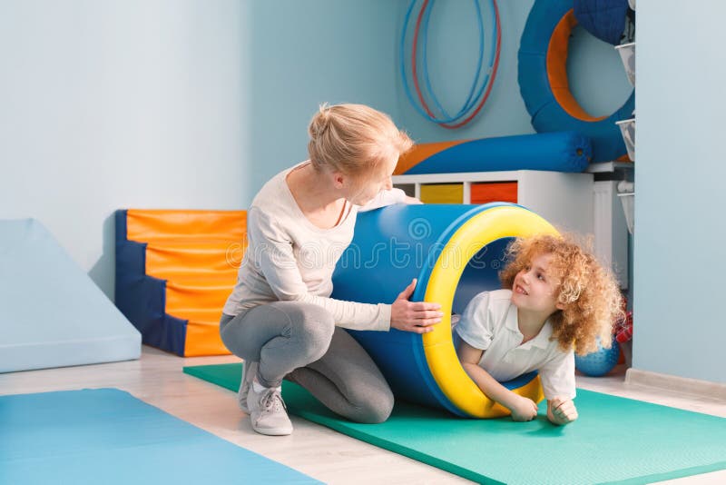 Pojke som har gyckel i tunnel royaltyfri bild Pojke som har gyckel i tunnel royaltyfri bild
