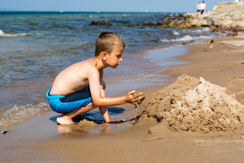 Pojke som leker på stranden