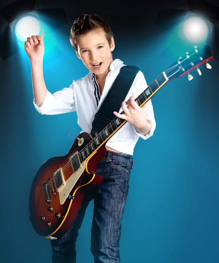 Pojke som spelar på den elektriska gitarren på etappen royaltyfria foton Pojke som spelar på den elektriska gitarren på etappen royaltyfria foton
