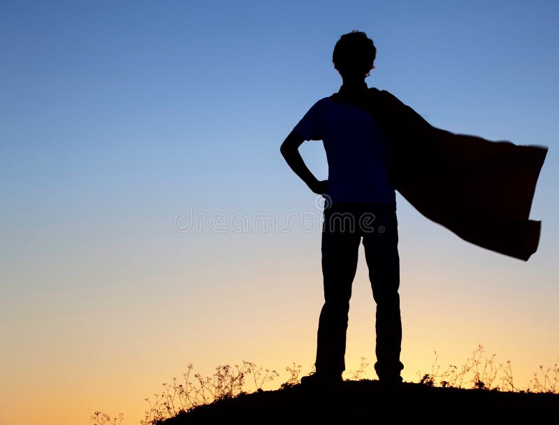 Pojke som spelar superheroes på himmelbakgrunden, kontur av utslagsplatsen