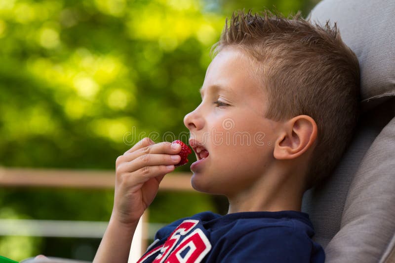 pojke som äter jordgubben