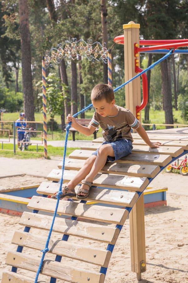 Pojke 4 år på lekplatsen Aktivt fyraåringbarn som spelar på en lekplats arkivfoton Pojke 4 år på lekplatsen Aktivt fyraåringbarn som spelar på en lekplats arkivfoton