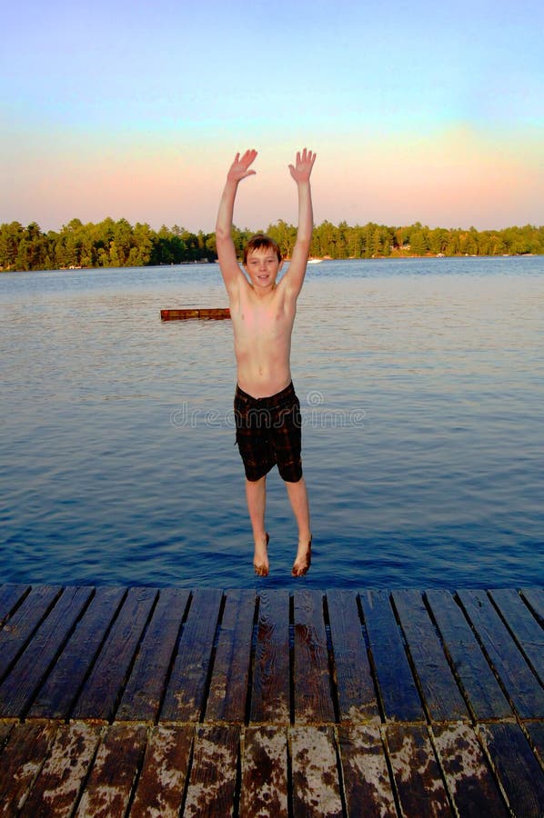 pojkebanhoppninglake royaltyfria bilder pojkebanhoppninglake royaltyfria bilder