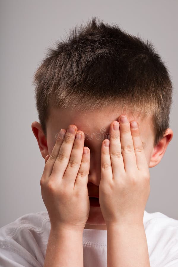 pojkecoveringframsidan hands little arkivbilder pojkecoveringframsidan hands little arkivbilder