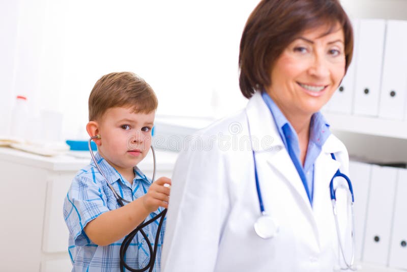 Läkare och pojke arkivfoto