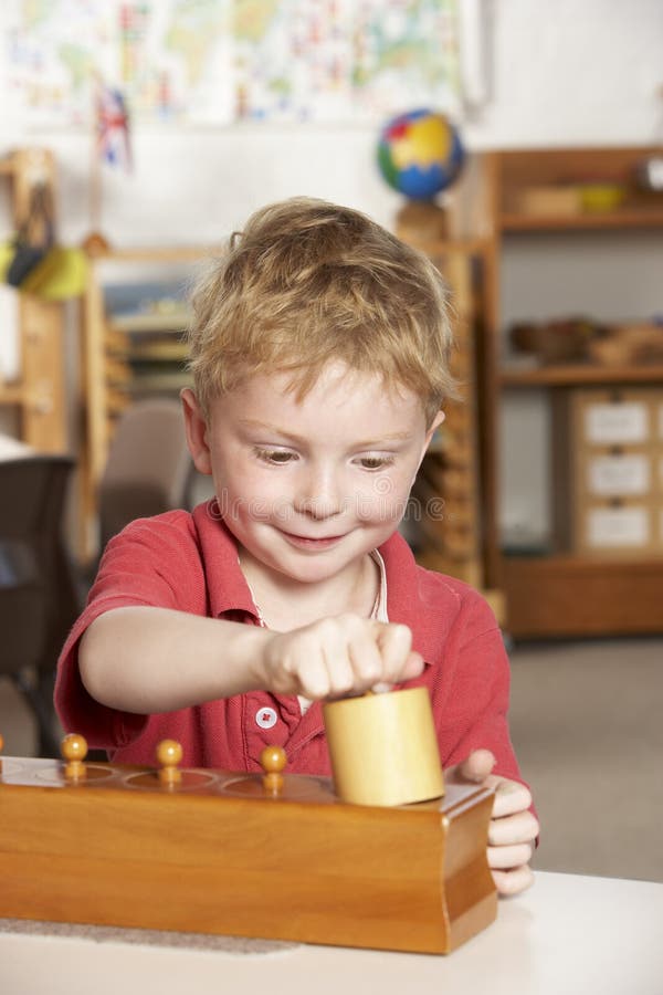 pojkemontessori som pre leker skolabarn arkivfoton pojkemontessori som pre leker skolabarn arkivfoton