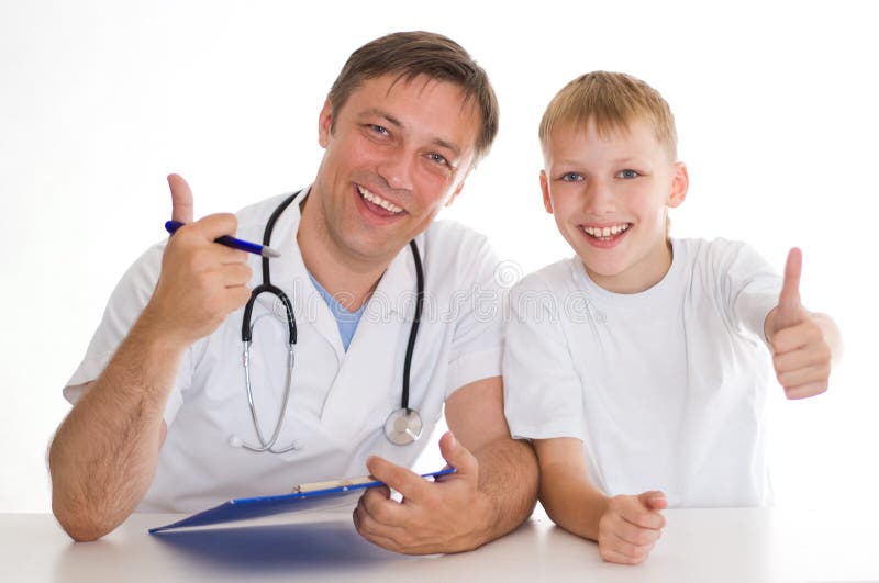 Pojken på läkarmottagningen royaltyfri bild