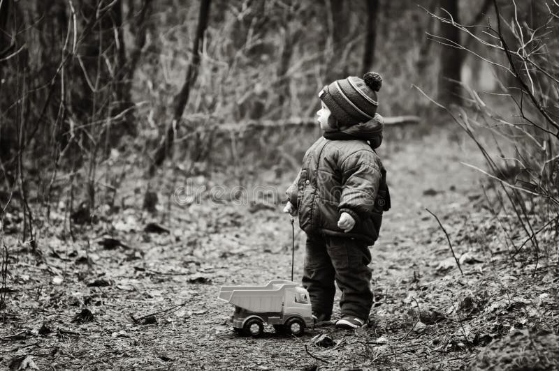 pojkeskogen little förlorade royaltyfria foton pojkeskogen little förlorade royaltyfria foton