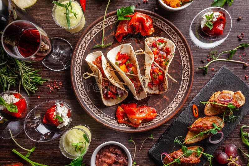Pojęcie Meksykańska kuchnia Meksykański jedzenie i przekąski na drewnianym stole Taco, sorbet, winnik, szkło i butelka czerwone w