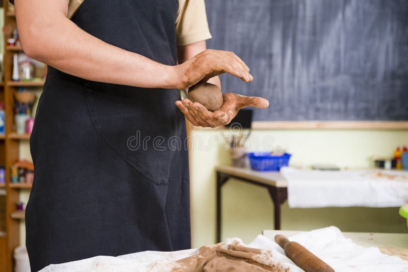 Pojęcia Ceramist w warsztacie Pracować ręki Męska garncarka zdjęcie stock Pojęcia Ceramist w warsztacie Pracować ręki Męska garncarka zdjęcie stock