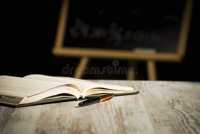 Pojęcie nauki przy szkołą, notatnikami i piórkiem związany z chalkboard, zdjęcia royalty free Pojęcie nauki przy szkołą, notatnikami i piórkiem związany z chalkboard, zdjęcia royalty free