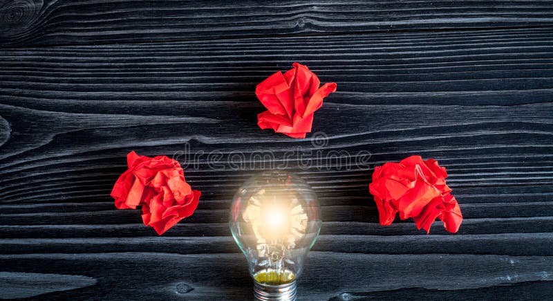 Pojęcie pomysłu inspiracja na ciemnego drewnianego tła odgórnym widoku zdjęcia stock Pojęcie pomysłu inspiracja na ciemnego drewnianego tła odgórnym widoku zdjęcia stock