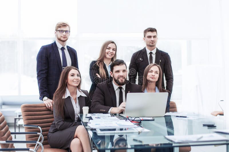 Pojęcie praca zespołowa - pomyślna biznes drużyna w miejscu pracy w biurze zdjęcia stock Pojęcie praca zespołowa - pomyślna biznes drużyna w miejscu pracy w biurze zdjęcia stock