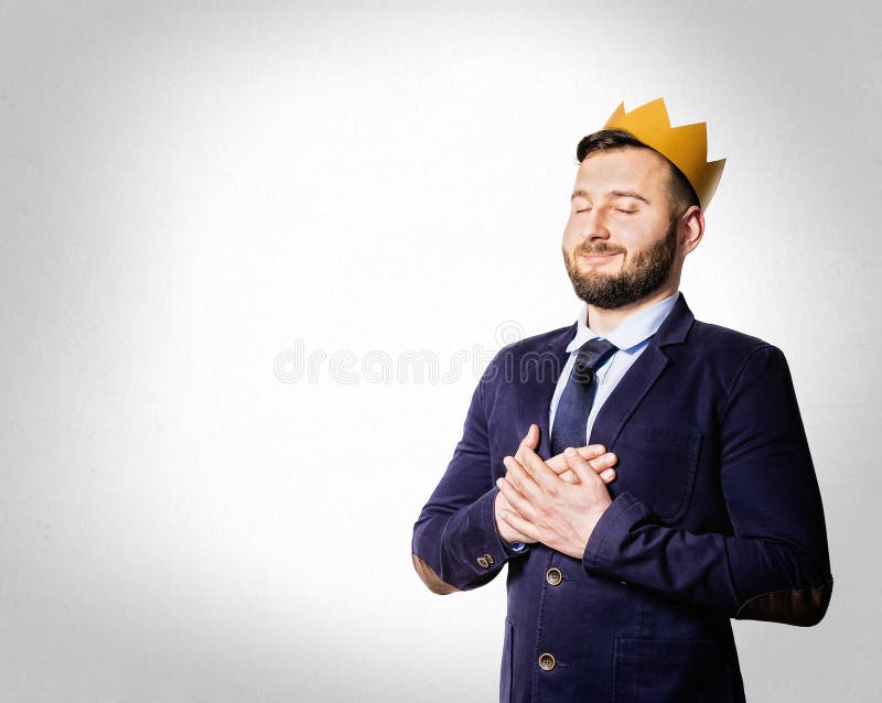 Pojęcie przywódctwo, doborowość Portret uśmiechnięty mężczyzna z złotą koroną obraz royalty free Pojęcie przywódctwo, doborowość Portret uśmiechnięty mężczyzna z złotą koroną obraz royalty free