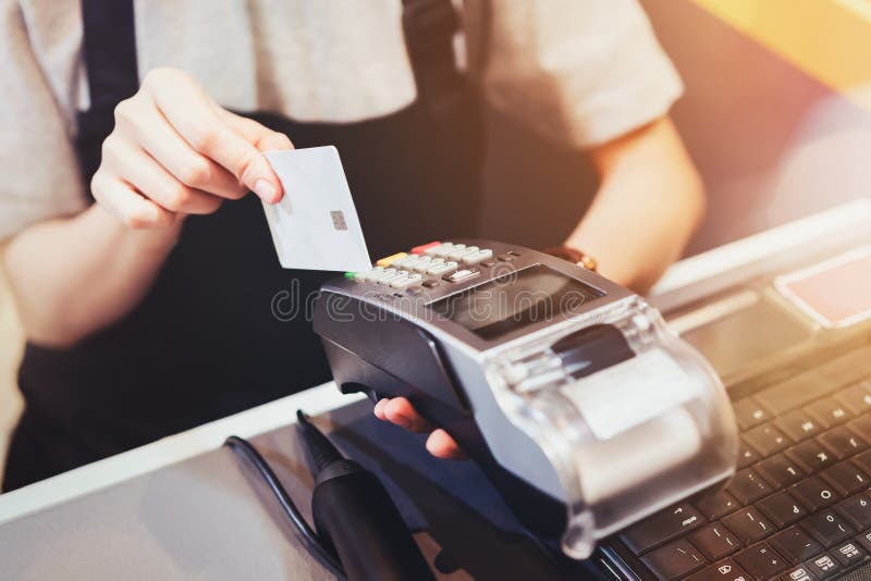 Pojęcie technologia w kupieniu bez używać gotówkę Zakończenie up ręki use kredytowa karta swiping maszynę płacić zdjęcie stock Pojęcie technologia w kupieniu bez używać gotówkę Zakończenie up ręki use kredytowa karta swiping maszynę płacić zdjęcie stock