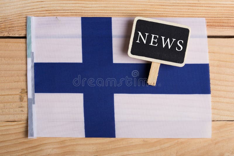pojęcie wiadomości karmy - wiadomość dnia, Finlandia country& x27; s zaznacza, blackboard i tekst wiadomość zdjęcie stock pojęcie wiadomości karmy - wiadomość dnia, Finlandia country& x27; s zaznacza, blackboard i tekst wiadomość zdjęcie stock