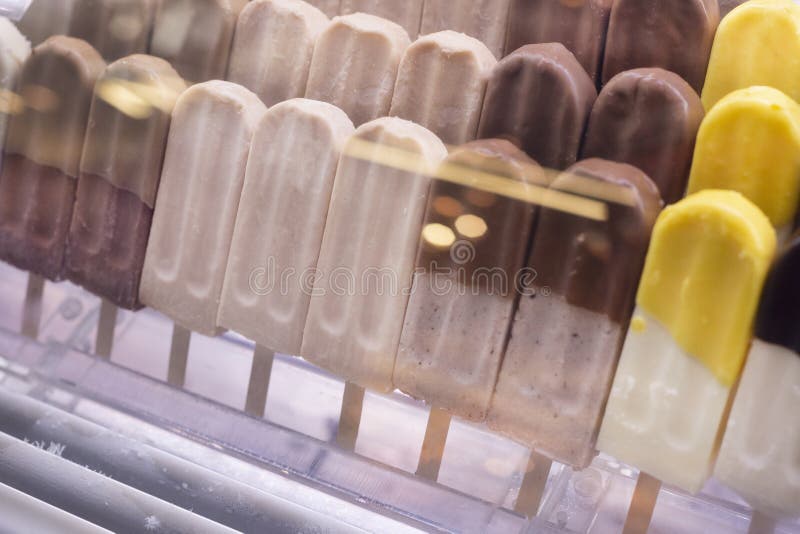 Pokazuje z różnym smakowitym lody typ, popsicles z czekoladą na kijach zdjęcie royalty free Pokazuje z różnym smakowitym lody typ, popsicles z czekoladą na kijach zdjęcie royalty free