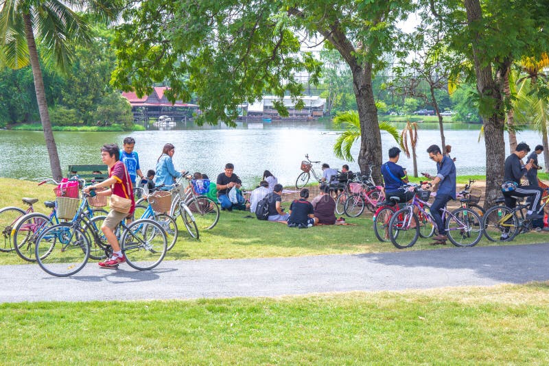 Pokemon gaat koorts veel mensen op de fiets in het openbare park om pokemon te spelen in wachirabenchadie het park bangkok de