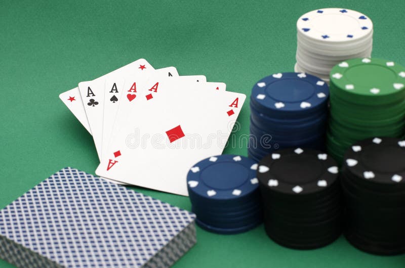 Pokerchiper och kort royaltyfri bild Pokerchiper och kort royaltyfri bild