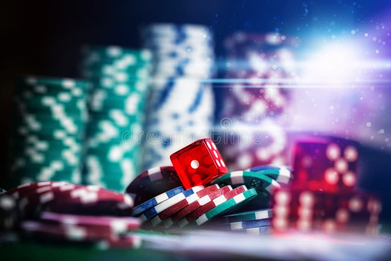 Pokerchips in der grünen Tabelle des Kasinoglücksspiels lizenzfreie stockfotografie Pokerchips in der grünen Tabelle des Kasinoglücksspiels lizenzfreie stockfotografie