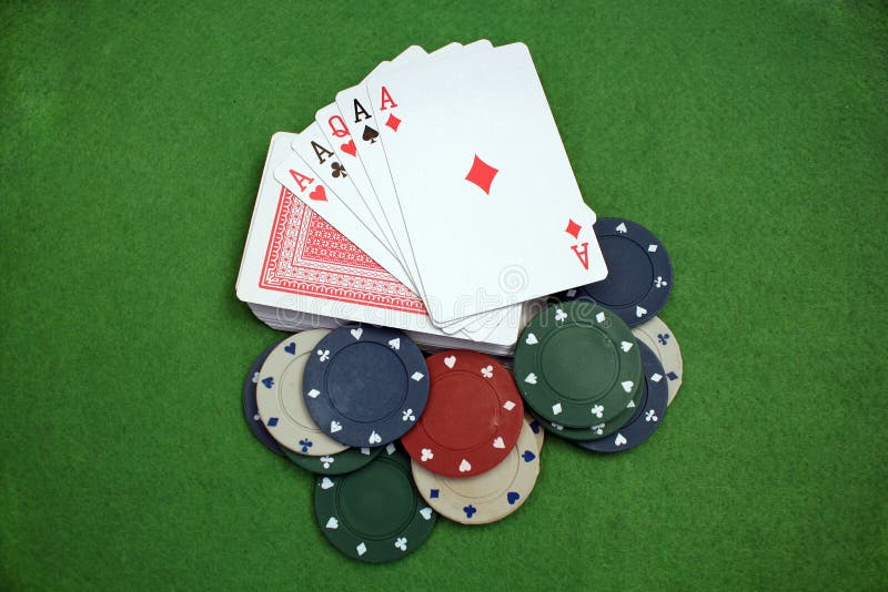Pokerchips Und Karten Auf Dem Boi Stockbild Bild von doppeltes, karten 39170513