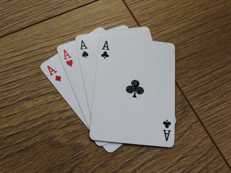 Pokerkort på en träbackround, uppsättning av överdängaren av klubbor, diamanter, spadar och hjärtor arkivfoton Pokerkort på en träbackround, uppsättning av överdängaren av klubbor, diamanter, spadar och hjärtor arkivfoton
