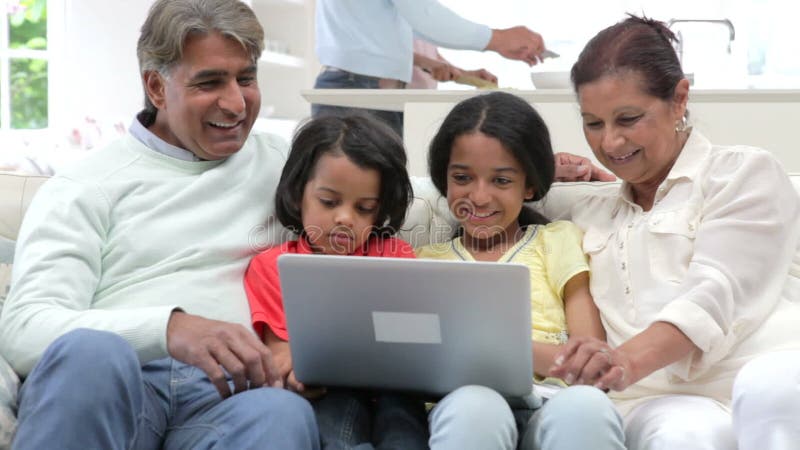 Pokolenie Indiańska rodzina Z laptopu obsiadaniem Na kanapie