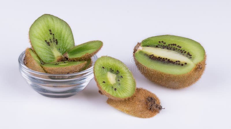 Pokrojeni kawałki kiwi z brown skórą Actinidia deliciosa obraz stock Pokrojeni kawałki kiwi z brown skórą Actinidia deliciosa obraz stock