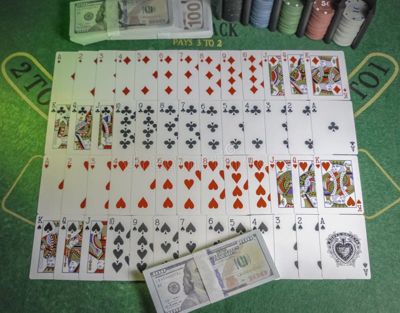Pokład karty do gry, kasyno układy scaleni i paczka 100s USA dolary na zielonym stole dla Blackjack zaświecającego z partyjny obraz royalty free Pokład karty do gry, kasyno układy scaleni i paczka 100s USA dolary na zielonym stole dla Blackjack zaświecającego z partyjny obraz royalty free