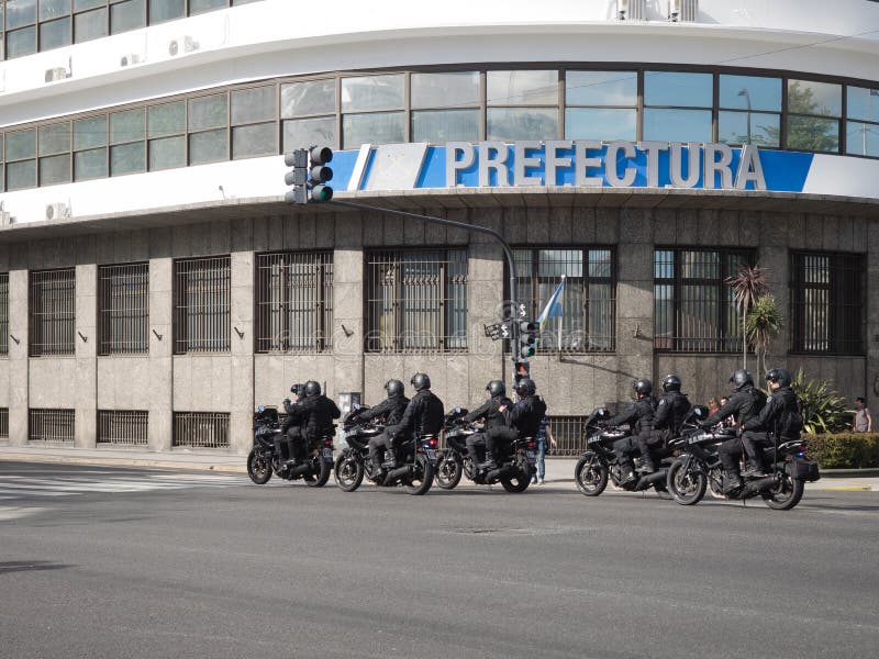 Carro De Polícia Em Plaza De Mayo Em Buenos Aires Em Um Feriado Domingo  Imagem Editorial - Imagem de aires, prefeito: 82590910