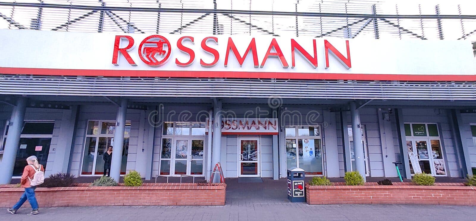 Loja De Cosméticos Rossmann Na Alemanha Foto Editorial - Imagem de europeu,  beleza: 210023281