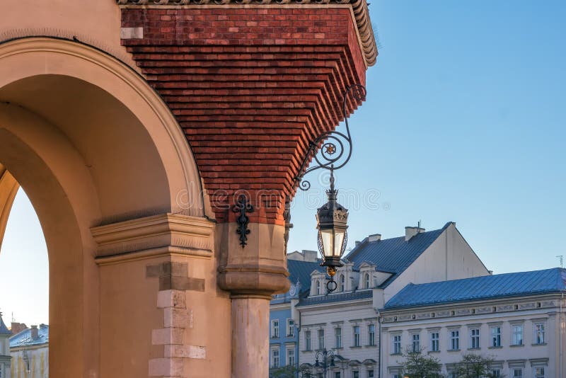 Poland krakow turiststad gammal marknad fyrkantig gammal lantern på blå himlens bakgrund fotografering för bildbyråer