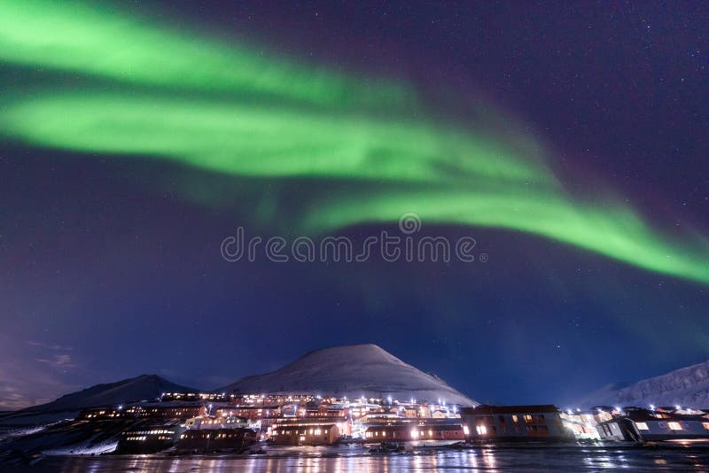 Polar arktisk för norrskenhimmel för nordliga ljus stjärna i Norge Svalbard i berg för Longyearbyen stadslopp royaltyfria foton Polar arktisk för norrskenhimmel för nordliga ljus stjärna i Norge Svalbard i berg för Longyearbyen stadslopp royaltyfria foton
