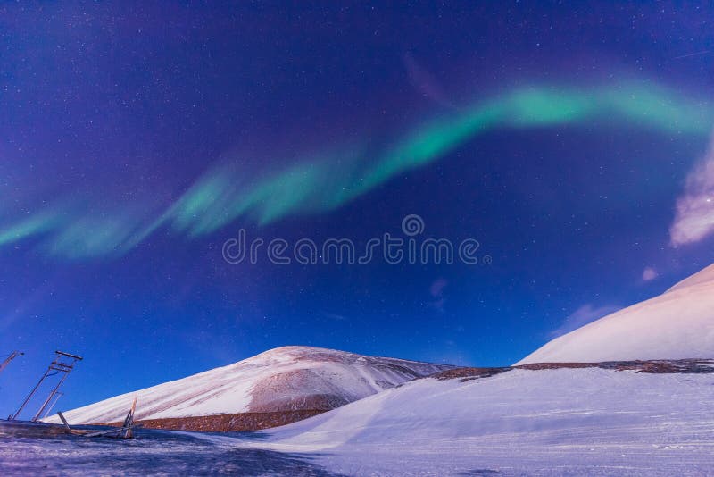 Polar arktisk för norrskenhimmel för nordliga ljus stjärna i Norge Svalbard i berg för Longyearbyen stadslopp arkivfoto Polar arktisk för norrskenhimmel för nordliga ljus stjärna i Norge Svalbard i berg för Longyearbyen stadslopp arkivfoto