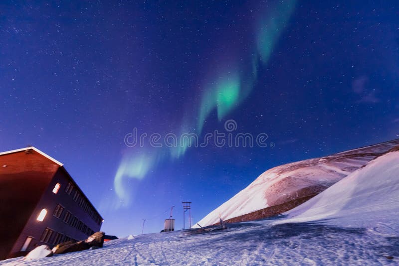 Polar arktisk för norrskenhimmel för nordliga ljus stjärna i Norge Svalbard i berg för Longyearbyen stadslopp fotografering för bildbyråer Polar arktisk för norrskenhimmel för nordliga ljus stjärna i Norge Svalbard i berg för Longyearbyen stadslopp fotografering för bildbyråer