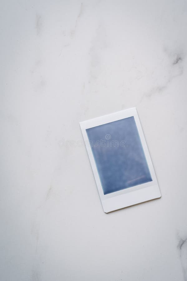 Polaroid Das Auf Einem Marmorhintergrund Sich Entwickelt Stockfoto Bild Von Marmor Hintergrund 51767722