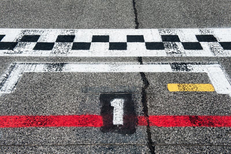 Pole position do número um sobre o estrada que começa a trilha fotos de stock Pole position do número um sobre o estrada que começa a trilha fotos de stock