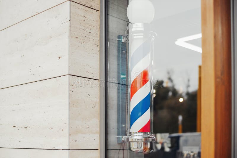 Polen för barberaren för friseringsalongtappning i frisersalong ställer ut royaltyfria bilder Polen för barberaren för friseringsalongtappning i frisersalong ställer ut royaltyfria bilder