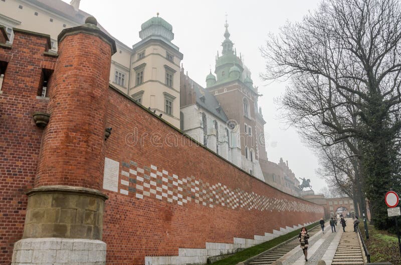 POLEN, KRAKAU - NOVEMBER 2018: Wawel ziehen sich morgens Nebel in Krakau, Polen zurück stockfoto POLEN, KRAKAU - NOVEMBER 2018: Wawel ziehen sich morgens Nebel in Krakau, Polen zurück stockfoto