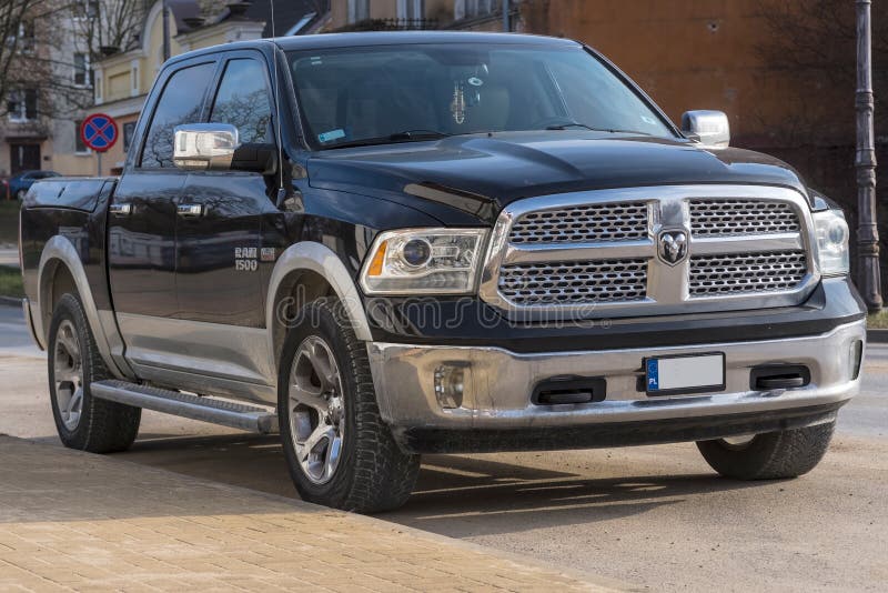 Polen Ostrowiec Swietokrzyski, 7 februari 2025, 12 58 PM. Glossy Black DODGE RAM 1500 Amerikansk offroad-pickup. arkivbild