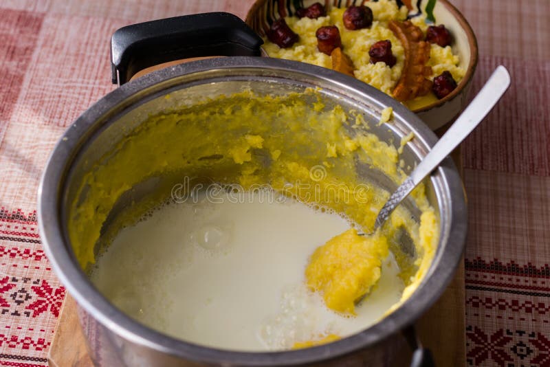 Polenta con latte vaccino nella pentola metallica fotografia stock libera da diritti Polenta con latte vaccino nella pentola metallica fotografia stock libera da diritti