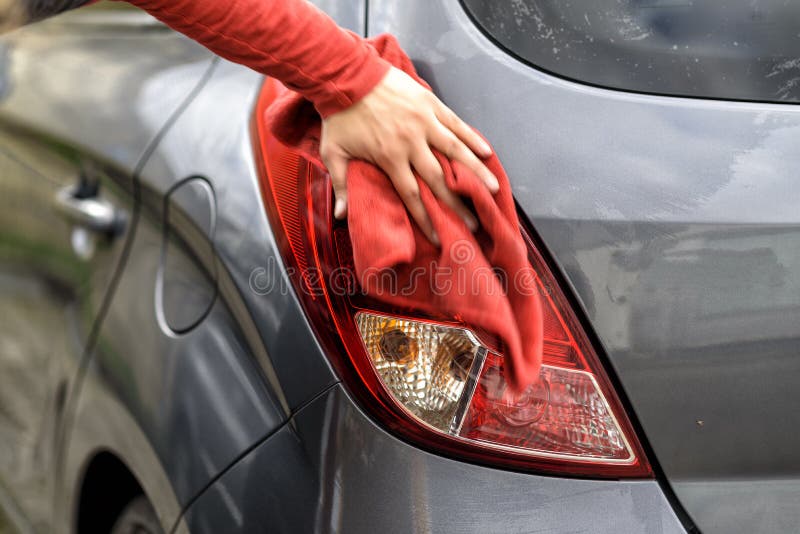 Polering av en bil efter biltvätten arkivbild Polering av en bil efter biltvätten arkivbild
