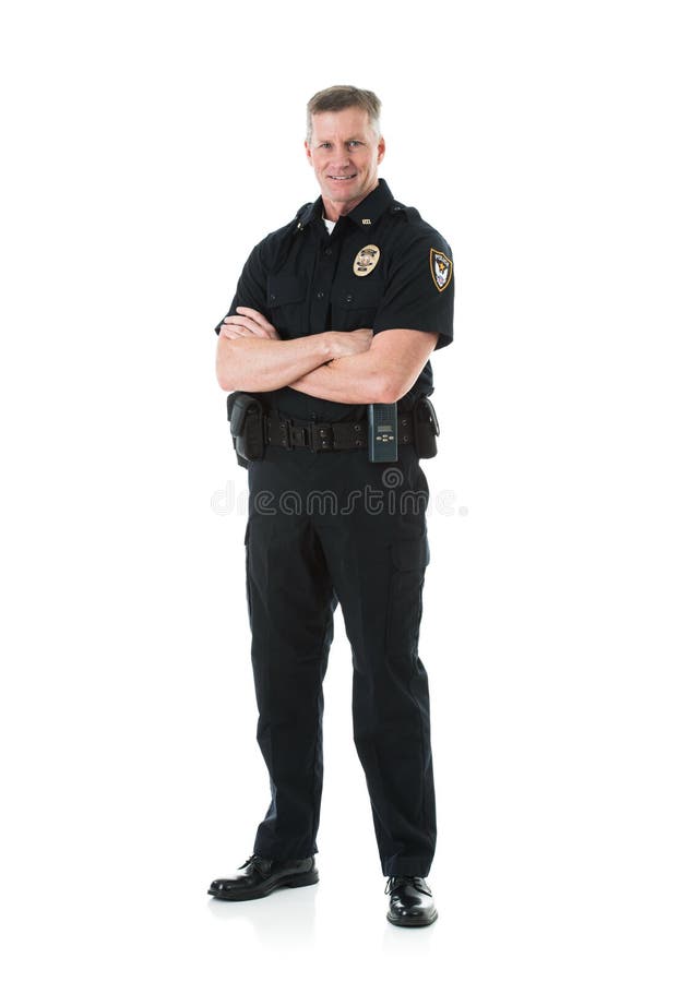 Officier de police masculin en uniforme vert debout avec bloc